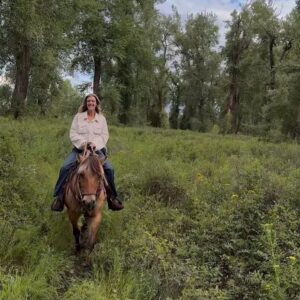 Catherine Paquin Instagram - Save a horse … 🐴🤎 
Depuis que j’ai écouté Yellowstone avec mon chum c’était un rêve de venir ici et de monter à cheval !! ✨ Un incontournable dans cette destination si tu as toujours voulu devenir un cow-boy!! 🤠 @visittheusa #VisitTheUsa #invitation