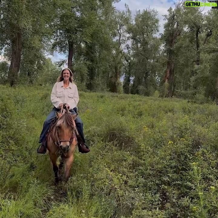Catherine Paquin - 10.7K Likes - Save a horse … 🐴🤎
Depuis que j’ai écouté Yellowstone avec mon chum c’était un rêve de venir ici et de monter à cheval !! ✨ Un incontournable dans cette destination si tu as toujours voulu devenir un cow-boy!! 🤠 @visittheusa #VisitTheUsa #invitation