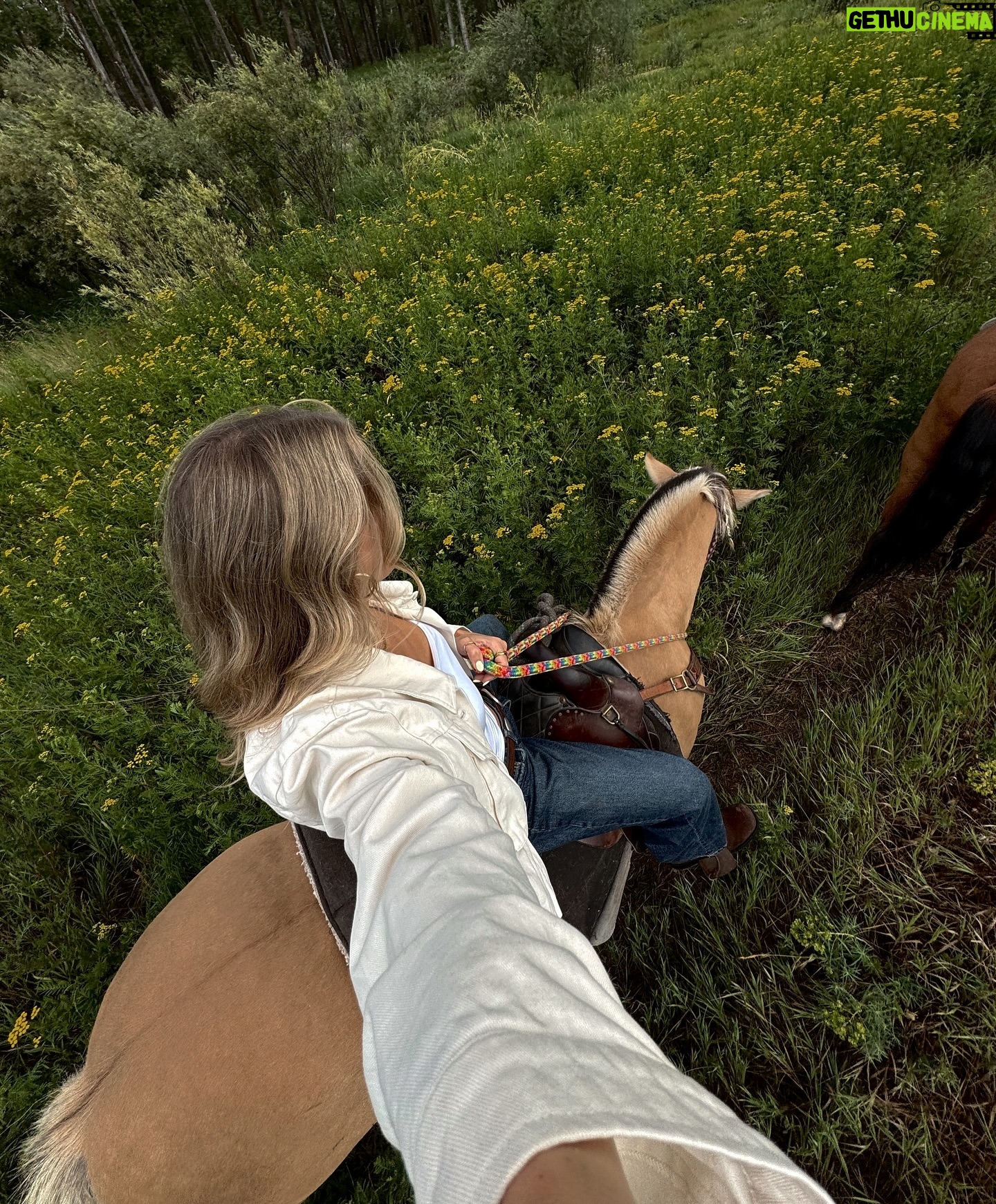 Catherine Paquin - 10.7K Likes - Save a horse … 🐴🤎
Depuis que j’ai écouté Yellowstone avec mon chum c’était un rêve de venir ici et de monter à cheval !! ✨ Un incontournable dans cette destination si tu as toujours voulu devenir un cow-boy!! 🤠 @visittheusa #VisitTheUsa #invitation