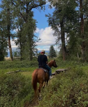 Catherine Paquin Instagram - Save a horse … 🐴🤎 
Depuis que j’ai écouté Yellowstone avec mon chum c’était un rêve de venir ici et de monter à cheval !! ✨ Un incontournable dans cette destination si tu as toujours voulu devenir un cow-boy!! 🤠 @visittheusa #VisitTheUsa #invitation