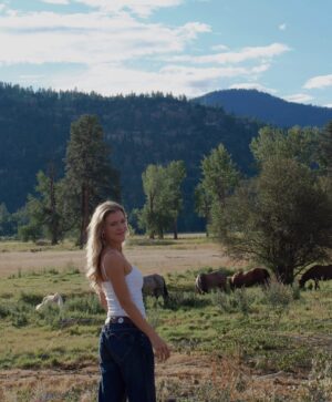 Catherine Paquin Instagram - Save a horse … 🐴🤎 
Depuis que j’ai écouté Yellowstone avec mon chum c’était un rêve de venir ici et de monter à cheval !! ✨ Un incontournable dans cette destination si tu as toujours voulu devenir un cow-boy!! 🤠 @visittheusa #VisitTheUsa #invitation