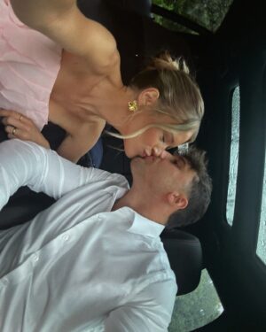 Catherine Paquin Instagram - Mariage de princesse 🥹🌸💖 
Sous la pluie, parce que le soleil était jaloux du shineee des mariés @dion_andreanne & @yann_roy 💍🌞
👗 : @revolve 
Mua & Hair : @biankasynnette @pinklablondeclub