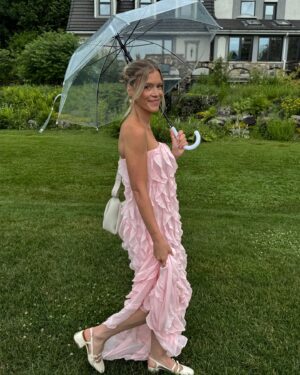 Catherine Paquin Instagram - Mariage de princesse 🥹🌸💖 
Sous la pluie, parce que le soleil était jaloux du shineee des mariés @dion_andreanne & @yann_roy 💍🌞
👗 : @revolve 
Mua & Hair : @biankasynnette @pinklablondeclub