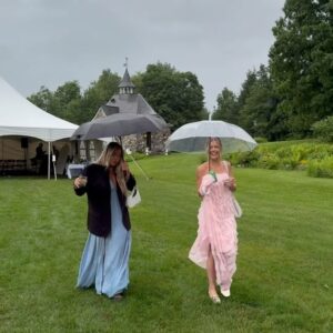 Catherine Paquin Instagram - Mariage de princesse 🥹🌸💖 
Sous la pluie, parce que le soleil était jaloux du shineee des mariés @dion_andreanne & @yann_roy 💍🌞
👗 : @revolve 
Mua & Hair : @biankasynnette @pinklablondeclub