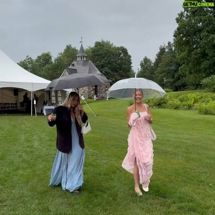 Catherine Paquin - 12.7K Likes - Mariage de princesse 🥹🌸💖
Sous la pluie, parce que le soleil était jaloux du shineee des mariés @dion_andreanne & @yann_roy 💍🌞
👗 : @revolve
Mua & Hair : @biankasynnette @pinklablondeclub