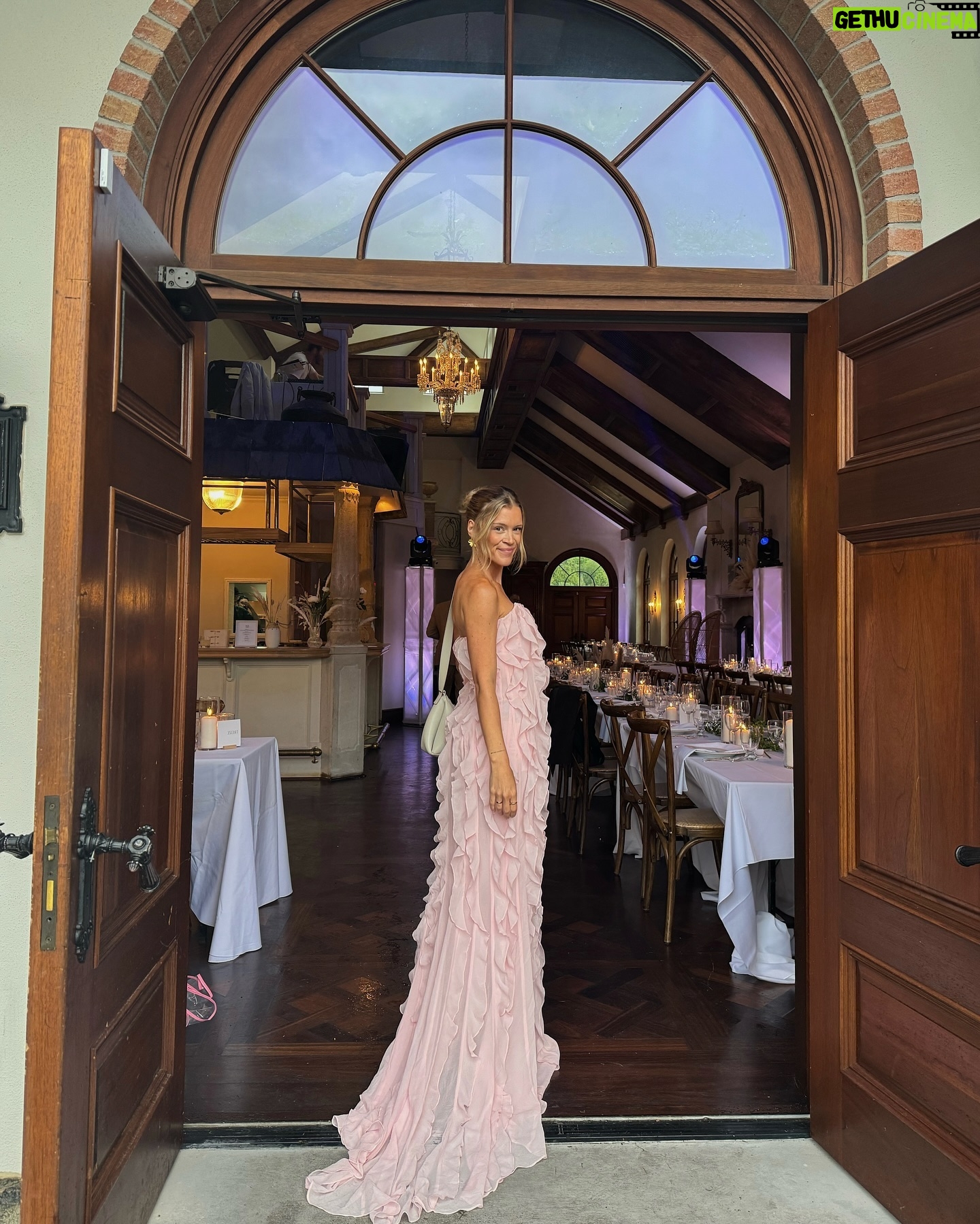 Catherine Paquin - 12.7K Likes - Mariage de princesse 🥹🌸💖
Sous la pluie, parce que le soleil était jaloux du shineee des mariés @dion_andreanne & @yann_roy 💍🌞
👗 : @revolve
Mua & Hair : @biankasynnette @pinklablondeclub