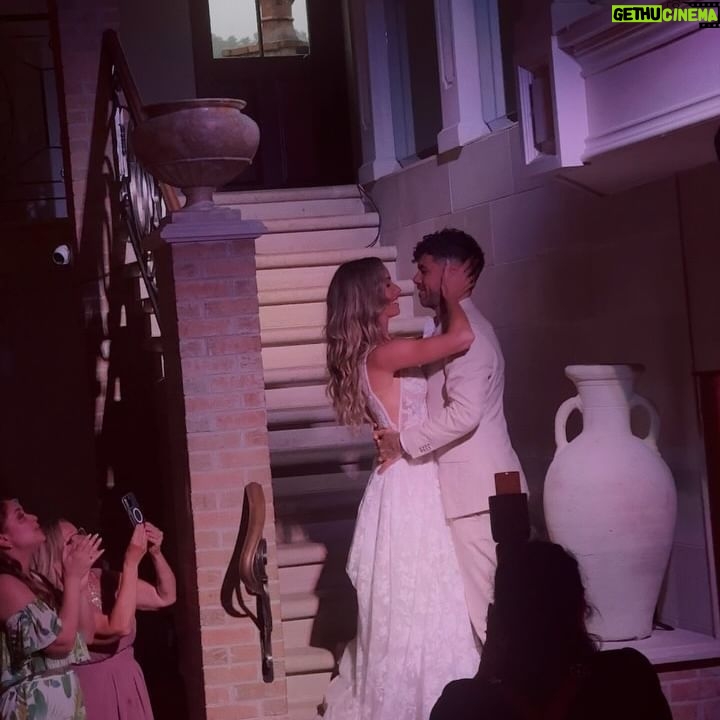 Catherine Paquin - 12.7K Likes - Mariage de princesse 🥹🌸💖
Sous la pluie, parce que le soleil était jaloux du shineee des mariés @dion_andreanne & @yann_roy 💍🌞
👗 : @revolve
Mua & Hair : @biankasynnette @pinklablondeclub