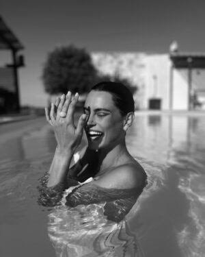 Catrinel Marlon Instagram - T•E•I•L•O•R 
🐈‍⬛
💦 
♥️ 
@teilor_finejewellery