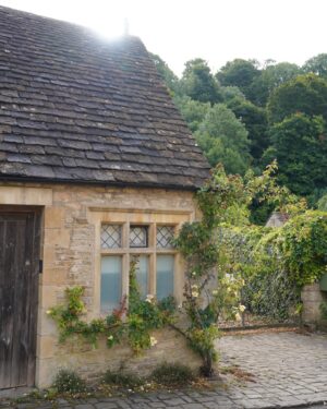 Catriona Gray Instagram - 📍The Castle Combe village is right out of a story book 🥹 
In the UK for a very special trip for my papa, we’re road-tripping from London through Scotland and back. And to no one’s surprise the Cotswolds has my (lola) heart. 🌸 The cottages are so dreamy.