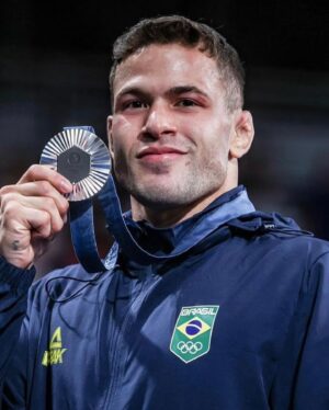 Cauã Reymond Instagram - Esse é um post sobre ter orgulho de ser brasileiro e de ser representado por atletas tão incríveis. 

Boraaa!!! 🇧🇷❤️👏🏻

#TimeBrasil #Paris2024