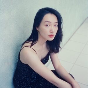 Cecilia Choi Instagram - 我們隨口說說要一起玩，一個隨便拍拍，一個隨意裝扮的午後遊戲。

🎀 @mildredlo 
📸 @stepheniek