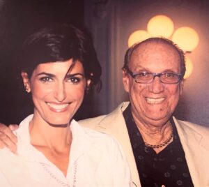 Cecilia Milone Instagram - Encontrarme con una foto tuya, me hace sonreír.
Siento que venís a visitarme, de pronto. 
Así… como me hacías siempre: 
que te me aparecías en donde estuviera haciendo función, y me traías un regalito.
Te extraño.
Extraño mi alegría al encontrarte. 
Extraño nuestras carcajadas comiendo en #Edelweiss 
Te extraño. 
Pero estás conmigo, sonriendo para mí. 
¡Te adoro, Juanito, de mi alma!#JuanitoBelmonte 🤍🥂