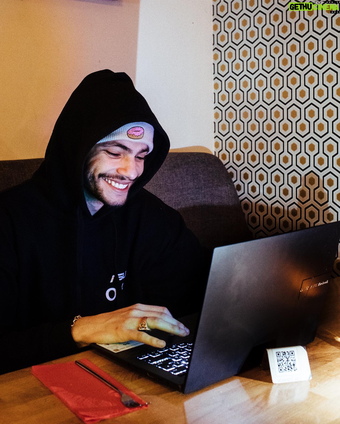 Cédric Pantegnies - 18.5K Likes - 🎁 C O N C O U R S 🎁
Je vous offre le dernier @asusfrance OLED pour fêter cette nouvelle année 🎉 🎊 ⌨️
• Suivre le compte @asusfrance & moi même @cedriccommelabd
• Liker ce post
• Taguer deux amis en commentaire (plus vous en identifiez plus vous avez de chance de gagner)
✨Doublez vos chances de gagner en repartageant en story
Tirage au sort le 14 Janvier 🍀
bonne chance à tous 🤍
#concours #instagram #concoursinstagram #asusfrance #asus #jeuconcours #asusoled #oled #ordinateur #pc #informatique #computer #setup #setupgaming #cadeau #giveaway
