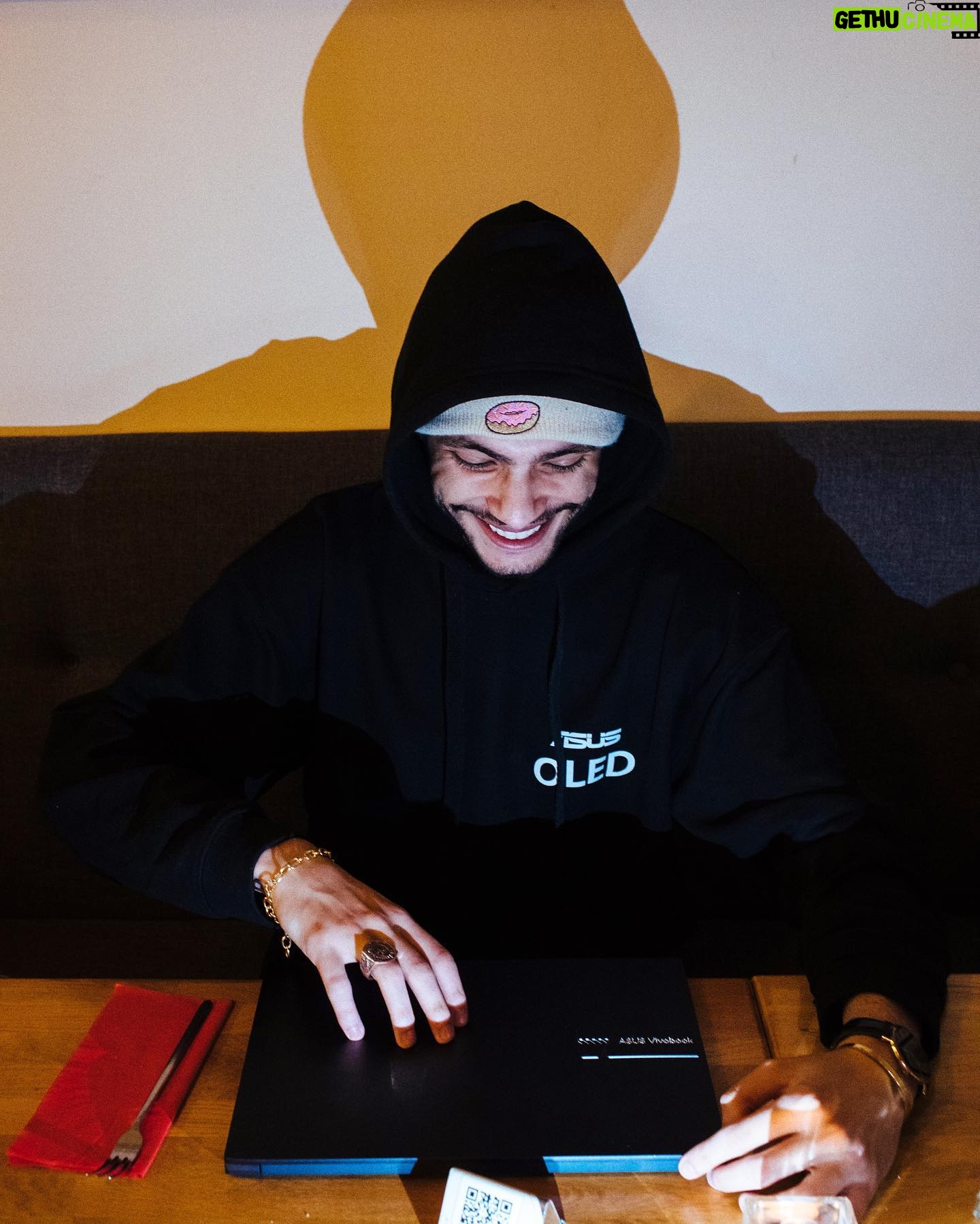 Cédric Pantegnies - 18.5K Likes - 🎁 C O N C O U R S 🎁
Je vous offre le dernier @asusfrance OLED pour fêter cette nouvelle année 🎉 🎊 ⌨️
• Suivre le compte @asusfrance & moi même @cedriccommelabd
• Liker ce post
• Taguer deux amis en commentaire (plus vous en identifiez plus vous avez de chance de gagner)
✨Doublez vos chances de gagner en repartageant en story
Tirage au sort le 14 Janvier 🍀
bonne chance à tous 🤍
#concours #instagram #concoursinstagram #asusfrance #asus #jeuconcours #asusoled #oled #ordinateur #pc #informatique #computer #setup #setupgaming #cadeau #giveaway