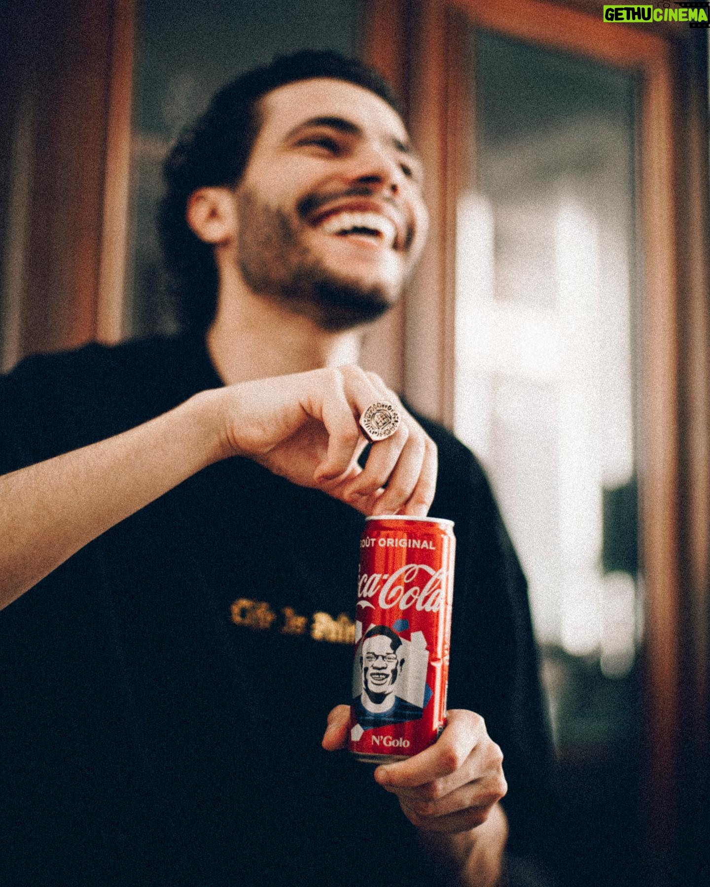 Cédric Pantegnies - 19K Likes - ⚽️ Peu importe notre club tous derrière l’ @equipedefrance pour cet @euro2020. À cette occasion, nous sommes #touspretavibrer avec @cocacolafr
Une collection de 11 canettes collectors à l'effigie des joueurs de l'Équipe de France est disponible.
Profitez d’un bon match et d’un bon coca-cola pour vous rafraîchir et vivre chaque action 💎
Mais ce n’est pas tout, derrière chaque canette de Coca-Cola collector Équipe de France vous aurez la possibilité de gagner jusqu’à 500 euros de bons d’achat valable sur le site officiel de la FFF grâce au QR au dos de votre canette.
Bonne chance et bon match ⚽️⚽️