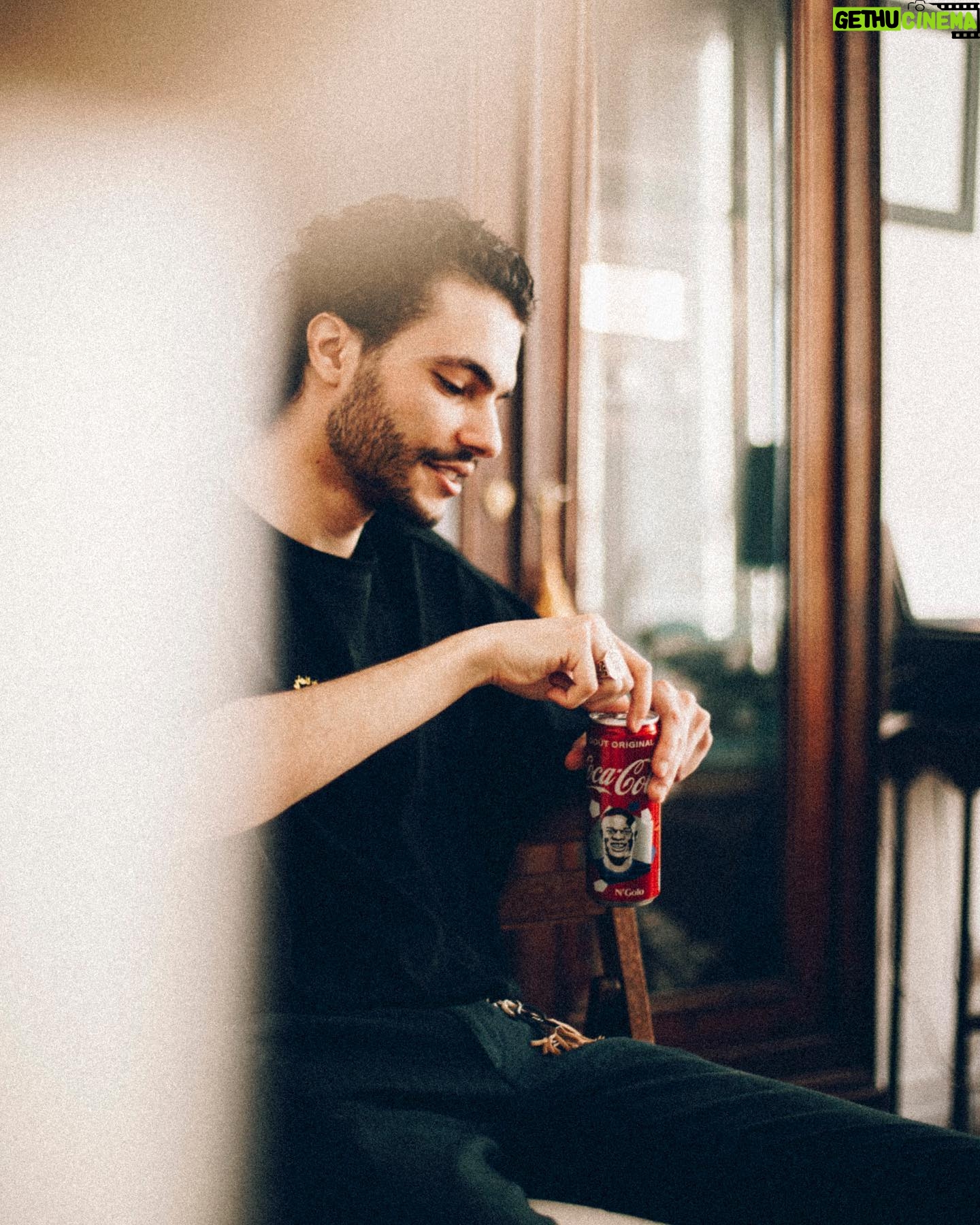 Cédric Pantegnies - 19K Likes - ⚽️ Peu importe notre club tous derrière l’ @equipedefrance pour cet @euro2020. À cette occasion, nous sommes #touspretavibrer avec @cocacolafr
Une collection de 11 canettes collectors à l'effigie des joueurs de l'Équipe de France est disponible.
Profitez d’un bon match et d’un bon coca-cola pour vous rafraîchir et vivre chaque action 💎
Mais ce n’est pas tout, derrière chaque canette de Coca-Cola collector Équipe de France vous aurez la possibilité de gagner jusqu’à 500 euros de bons d’achat valable sur le site officiel de la FFF grâce au QR au dos de votre canette.
Bonne chance et bon match ⚽️⚽️