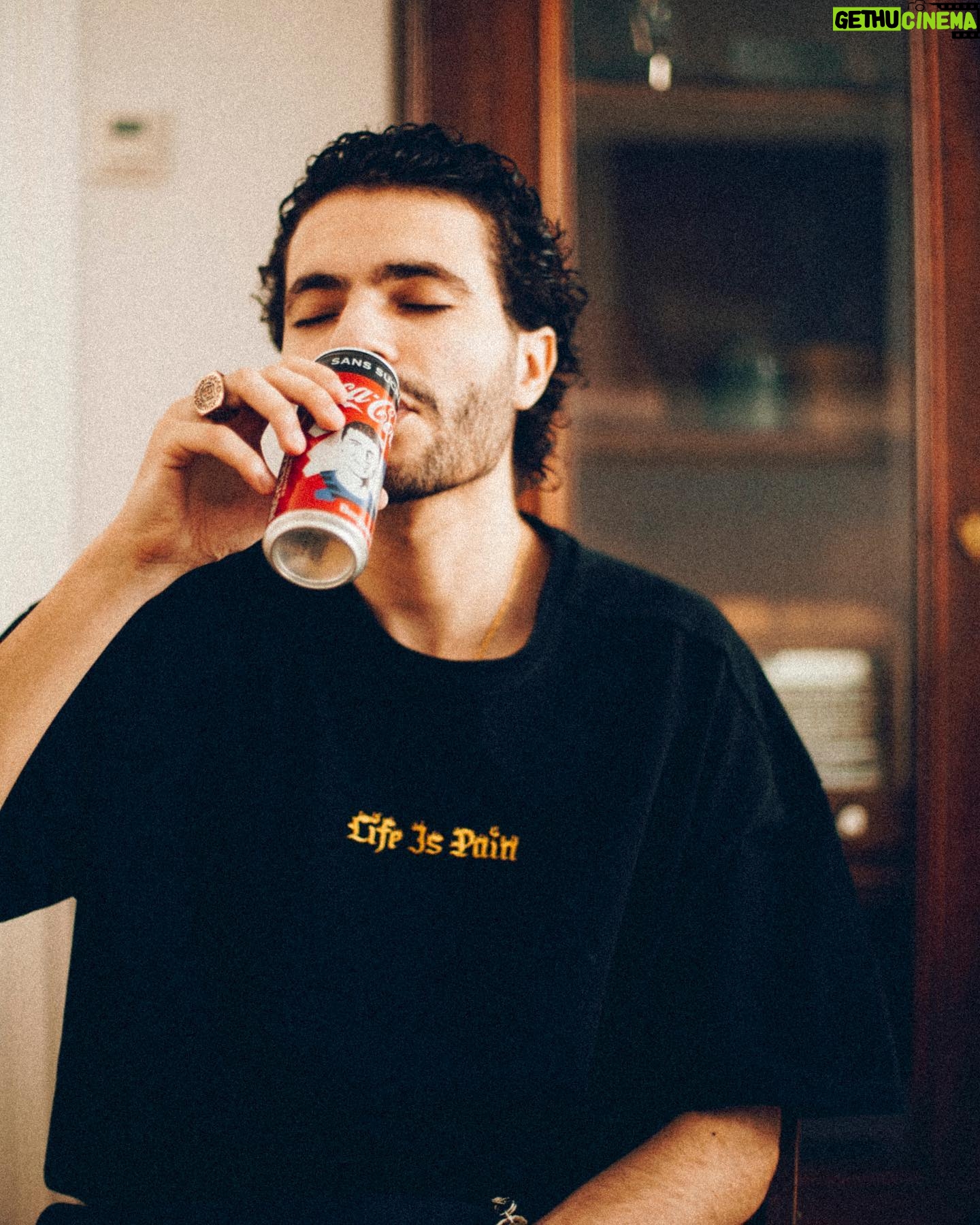 Cédric Pantegnies - 19K Likes - ⚽️ Peu importe notre club tous derrière l’ @equipedefrance pour cet @euro2020. À cette occasion, nous sommes #touspretavibrer avec @cocacolafr
Une collection de 11 canettes collectors à l'effigie des joueurs de l'Équipe de France est disponible.
Profitez d’un bon match et d’un bon coca-cola pour vous rafraîchir et vivre chaque action 💎
Mais ce n’est pas tout, derrière chaque canette de Coca-Cola collector Équipe de France vous aurez la possibilité de gagner jusqu’à 500 euros de bons d’achat valable sur le site officiel de la FFF grâce au QR au dos de votre canette.
Bonne chance et bon match ⚽️⚽️
