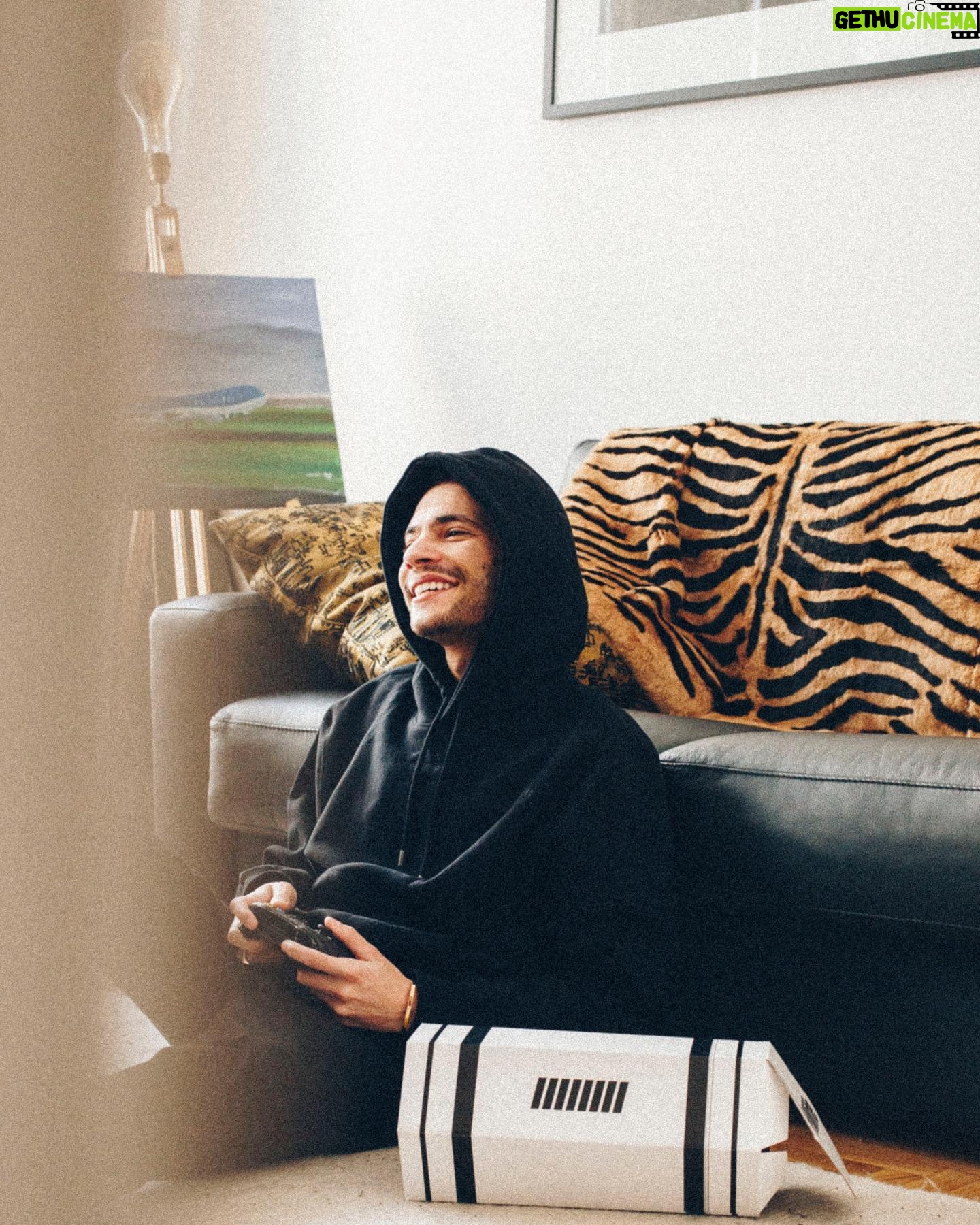 Cédric Pantegnies - 16.4K Likes - Hello, aujourd’hui je vous presente @fulllife_gameswear 🎮
La nouvelle marque qui représente à la fois les fans de mode et les fans de jeux vidéos ✨
Le même principe que quand vous achetez un skin, chaque achat chez #fulllife #gameswear est une épopée.
Débloquez les derniers meilleurs vetements légendaire 🤍🤍🤍
#ad