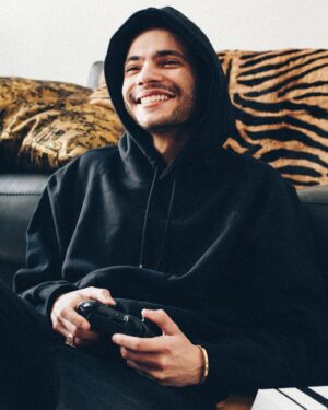 Cédric Pantegnies Instagram - Hello, aujourd’hui je vous presente @fulllife_gameswear 🎮
La nouvelle marque qui représente à la fois les fans de mode et les fans de jeux vidéos ✨
Le même principe que quand vous achetez un skin, chaque achat chez #fulllife #gameswear est une épopée.
Débloquez les derniers meilleurs vetements légendaire 🤍🤍🤍
#ad