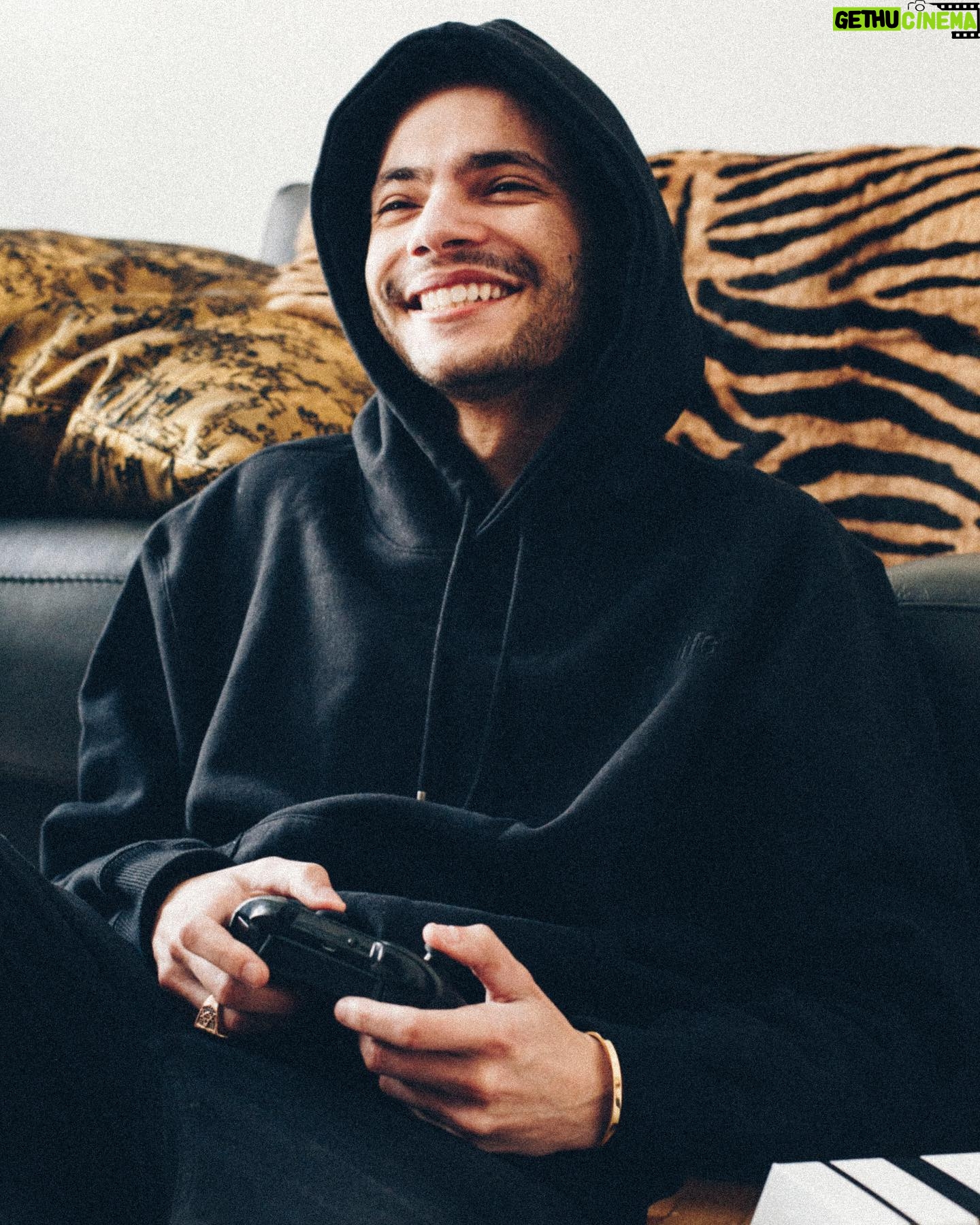 Cédric Pantegnies - 16.4K Likes - Hello, aujourd’hui je vous presente @fulllife_gameswear 🎮
La nouvelle marque qui représente à la fois les fans de mode et les fans de jeux vidéos ✨
Le même principe que quand vous achetez un skin, chaque achat chez #fulllife #gameswear est une épopée.
Débloquez les derniers meilleurs vetements légendaire 🤍🤍🤍
#ad