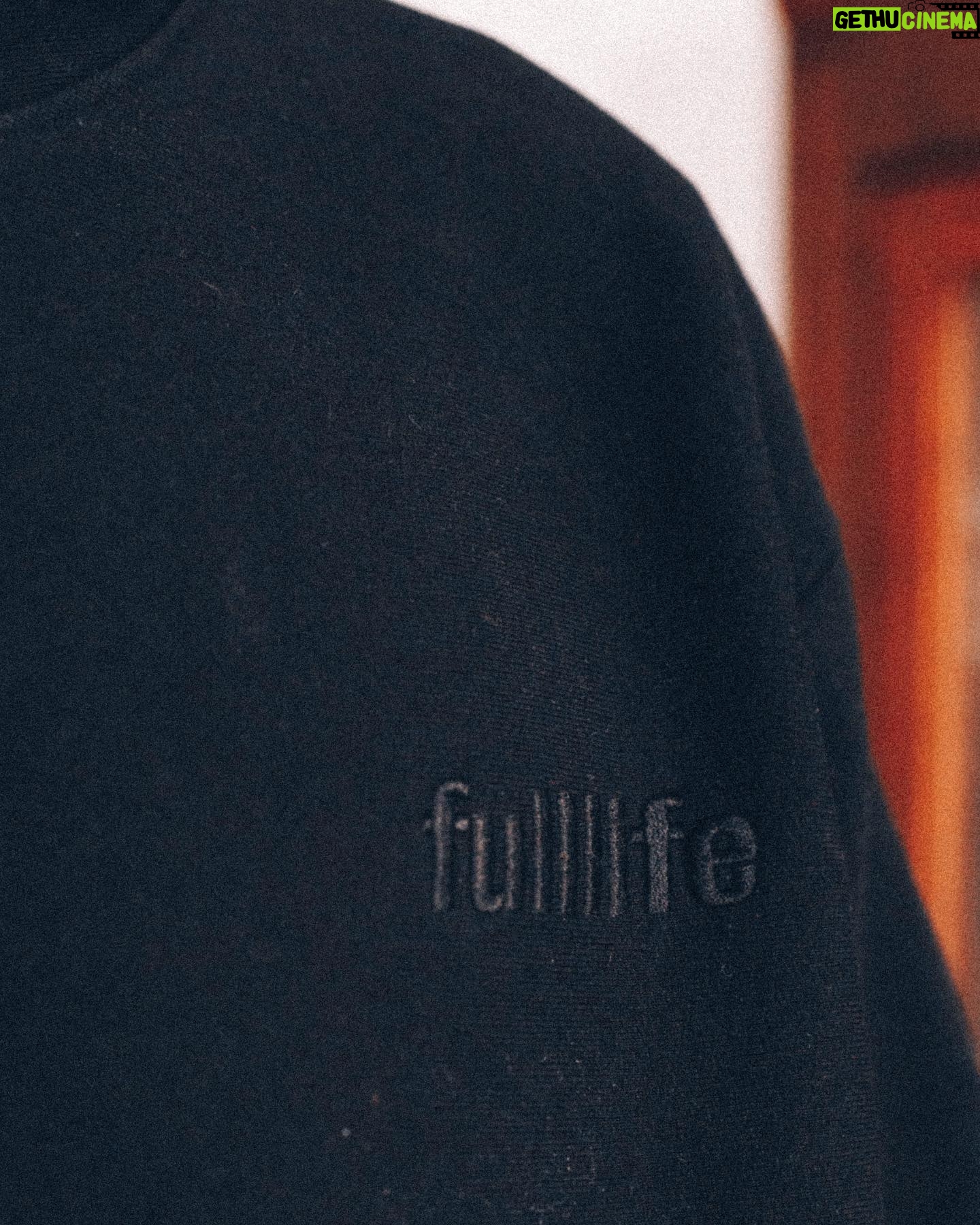 Cédric Pantegnies - 16.4K Likes - Hello, aujourd’hui je vous presente @fulllife_gameswear 🎮
La nouvelle marque qui représente à la fois les fans de mode et les fans de jeux vidéos ✨
Le même principe que quand vous achetez un skin, chaque achat chez #fulllife #gameswear est une épopée.
Débloquez les derniers meilleurs vetements légendaire 🤍🤍🤍
#ad