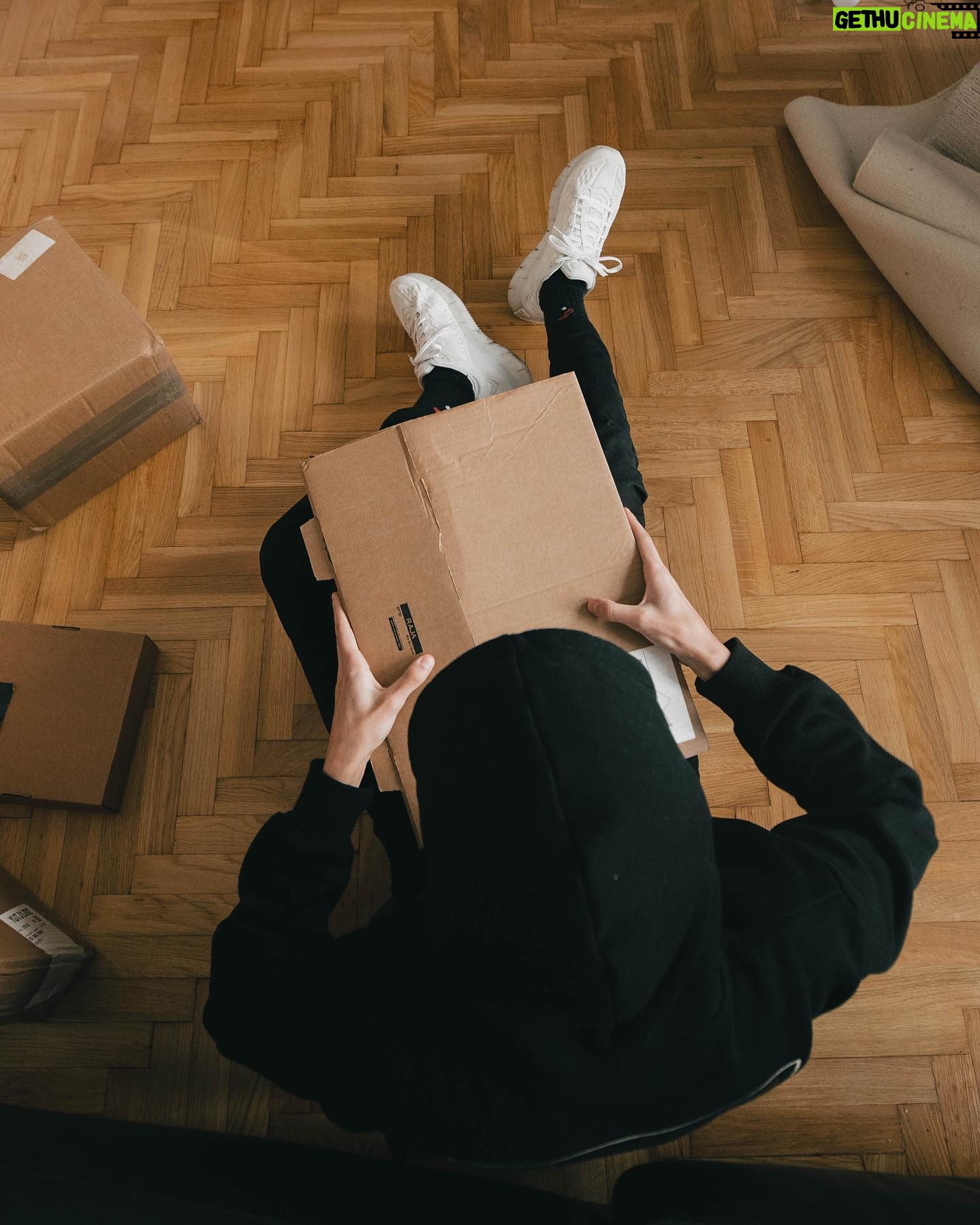 Cédric Pantegnies - 15.2K Likes - 📦 Hello,
Aujourd’hui je vous présente @biwiwi.france le meilleur site que je connaisse pour l’achat et la vente de vêtements/accessoires de seconde main🤝
Mais ce n’est pas tout puisque cette société française (je le précise parce que c’est pour cette raison que j’ai accepté de collaborer avec eux) propose aussi un peu tout ce qui est achetable/vendable. De l’high tech en passant par la déco et les jouets pour enfants
🧸 🤖 💍
L’appli est dispo partout que ce soit sur android ou ios. 📲
Le service client est extrêmement rapide et je le répète ! Français, je ne devrais même pas le préciser puisque les membres sont analyser dès l’inscription contrairement à d’autres plateformes de ce genre.
Mais ce n’est pas tout, si vous cherchez bien, en m’inscrivant j’ai mis en vente la 🧢 de la troisième photo.
Premier arrivé, premier servi 🤫
