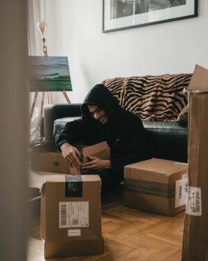 Cédric Pantegnies Instagram - 📦 Hello,
Aujourd’hui je vous présente @biwiwi.france le meilleur site que je connaisse pour l’achat et la vente de vêtements/accessoires de seconde main🤝

Mais ce n’est pas tout puisque cette société française (je le précise parce que c’est pour cette raison que j’ai accepté de collaborer avec eux) propose aussi un peu tout ce qui est achetable/vendable. De l’high tech en passant par la déco et les jouets pour enfants 
🧸 🤖 💍 

L’appli est dispo partout que ce soit sur android ou ios. 📲 
Le service client est extrêmement rapide et je le répète ! Français, je ne devrais même pas le préciser puisque les membres sont analyser dès l’inscription contrairement à d’autres plateformes de ce genre.

Mais ce n’est pas tout, si vous cherchez bien, en m’inscrivant j’ai mis en vente la 🧢 de la troisième photo.
Premier arrivé, premier servi 🤫