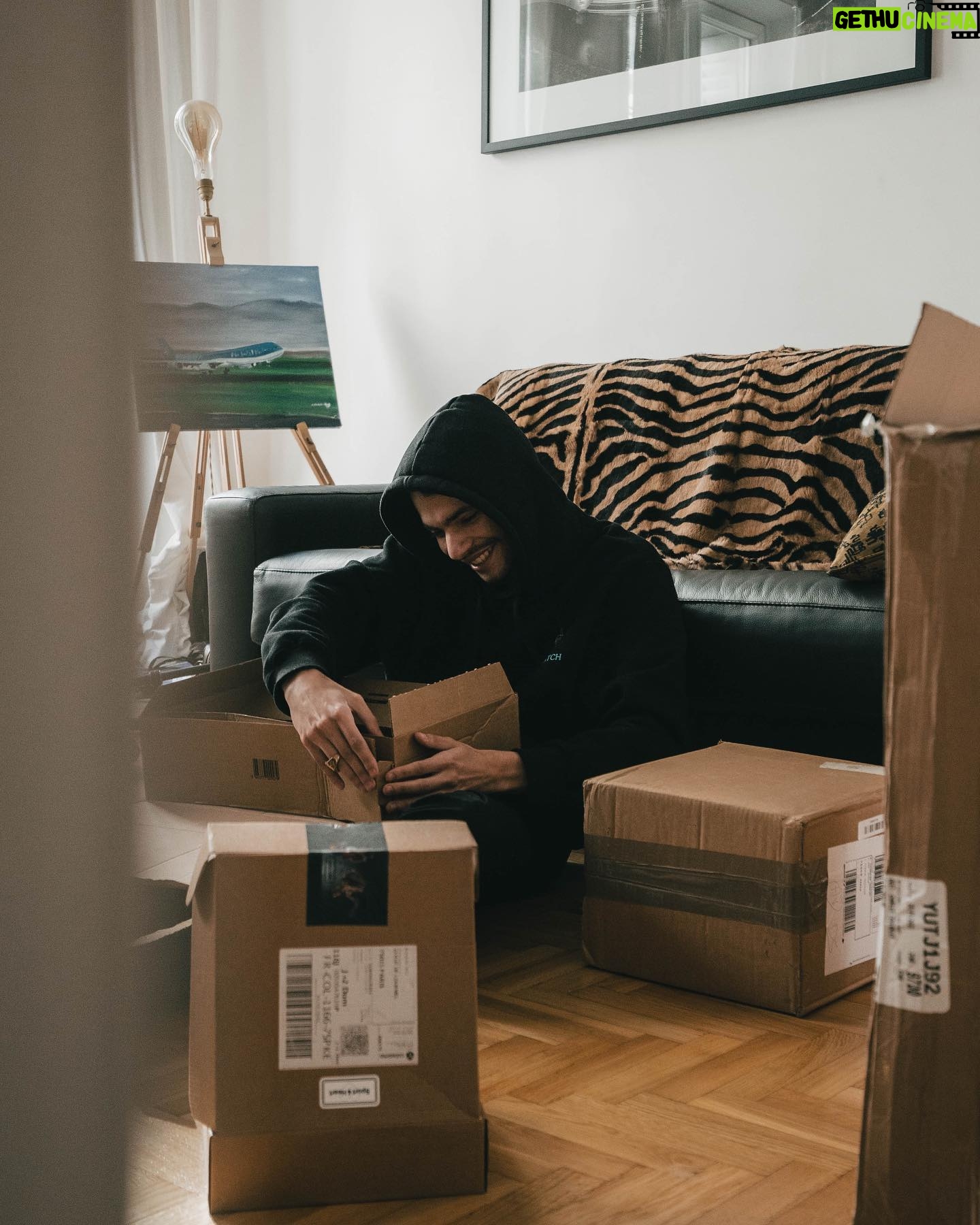 Cédric Pantegnies - 15.2K Likes - 📦 Hello,
Aujourd’hui je vous présente @biwiwi.france le meilleur site que je connaisse pour l’achat et la vente de vêtements/accessoires de seconde main🤝
Mais ce n’est pas tout puisque cette société française (je le précise parce que c’est pour cette raison que j’ai accepté de collaborer avec eux) propose aussi un peu tout ce qui est achetable/vendable. De l’high tech en passant par la déco et les jouets pour enfants
🧸 🤖 💍
L’appli est dispo partout que ce soit sur android ou ios. 📲
Le service client est extrêmement rapide et je le répète ! Français, je ne devrais même pas le préciser puisque les membres sont analyser dès l’inscription contrairement à d’autres plateformes de ce genre.
Mais ce n’est pas tout, si vous cherchez bien, en m’inscrivant j’ai mis en vente la 🧢 de la troisième photo.
Premier arrivé, premier servi 🤫