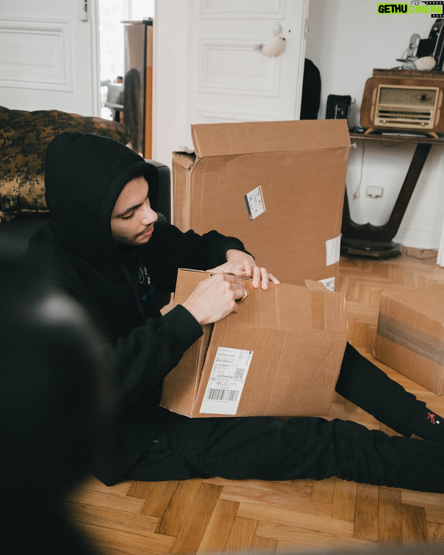Cédric Pantegnies - 15.2K Likes - 📦 Hello,
Aujourd’hui je vous présente @biwiwi.france le meilleur site que je connaisse pour l’achat et la vente de vêtements/accessoires de seconde main🤝
Mais ce n’est pas tout puisque cette société française (je le précise parce que c’est pour cette raison que j’ai accepté de collaborer avec eux) propose aussi un peu tout ce qui est achetable/vendable. De l’high tech en passant par la déco et les jouets pour enfants
🧸 🤖 💍
L’appli est dispo partout que ce soit sur android ou ios. 📲
Le service client est extrêmement rapide et je le répète ! Français, je ne devrais même pas le préciser puisque les membres sont analyser dès l’inscription contrairement à d’autres plateformes de ce genre.
Mais ce n’est pas tout, si vous cherchez bien, en m’inscrivant j’ai mis en vente la 🧢 de la troisième photo.
Premier arrivé, premier servi 🤫