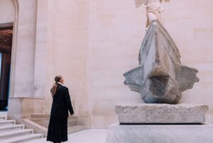 Céline Dion Instagram - Every time I return to Paris, I remember there’s so much beauty and joy still to experience in the world.  I love Paris, and I’m so happy to be back! Thank you to our wonderful friends at The Louvre!
-Celine xx…

Chaque fois que je reviens à Paris, cela me rappelle que il y a tellement de joie et de beauté à voir dans le monde. J’aime Paris et je suis si heureuse d’être de retour! Merci à mes interlocuteurs merveilleux du Louvre!
-Celine xx…

PC📸: @laurag_photo