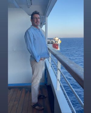 Cem Özer Instagram - @miraycruises davetlisi olarak Ege Adaları ve Atina turumuz, muhteşem gemi mürettebatı sayesinde harika  geçti. Cruise turuna mesafeli bakardım. Bu kadar keyif verici olduğunu bilseydim daha önce çıkardım. Vaktim müsait olursa yine @miraycruises ve o muhteşem ekiple Ekim’de Adriyatik - Karadağ turuna niyetliyim. #cruise #deniz #tur #gezi #yunanadaları #atina #mikonos #santorini #akropolis  #rodos #çeşme #gösteri  #eğlence #parti #aşk #balayı #cemözer #keşfetteyiz #keşfetteyim #keșfet