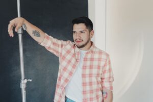 César Doroteo Instagram - Me sentí muy bonito en los ojos de @gabrielgastelum. Es un talentoso en su arte. ¡Gracias por estas bellas fotos! TODAS son mis favorita. 🩷✨

1 Playera y pantalón blanco de Zara 
2 Playera y camisa de Zara
3 Body @proteomx 
4 Body @proteomx