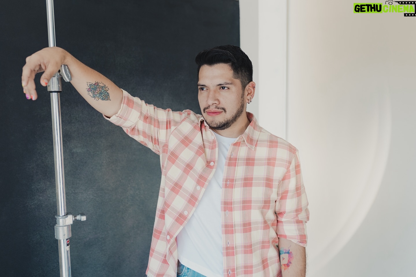 César Doroteo - 27.7K Likes - Me sentí muy bonito en los ojos de @gabrielgastelum. Es un talentoso en su arte. ¡Gracias por estas bellas fotos! TODAS son mis favorita. 🩷✨
1 Playera y pantalón blanco de Zara
2 Playera y camisa de Zara
3 Body @proteomx
4 Body @proteomx