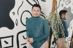 César Doroteo Instagram - Me sentí muy bonito en los ojos de @gabrielgastelum. Es un talentoso en su arte. ¡Gracias por estas bellas fotos! TODAS son mis favorita. 🩷✨

1 Playera y pantalón blanco de Zara 
2 Playera y camisa de Zara
3 Body @proteomx 
4 Body @proteomx