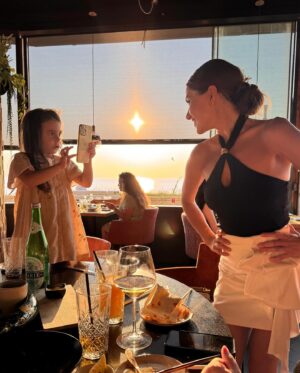 Cevahir Turan Instagram - Buradan benim fotoğraf ve videolarımı çeken ve artık bıkmış olan yakınlarıma sesleniyorum 🥰 Artık 7/24 yanımda bir fotoğrafçım var. Herkesten güzel çekiyor. Boyu kısa ya, aşağıdan çektiği için uzun da çıkıyorum 🥰 Ve çok hevesli, beğenmediğimde yine çektiriyorum ☺️ Canım kızım ❤️ Ne çabuk büyüyorlar. Geride kalan her anı çok özleyeceğiz. Tadını çıkartalım 🥰