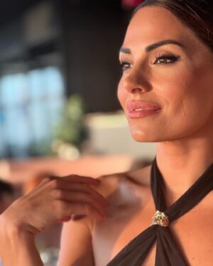 Cevahir Turan Instagram - Buradan benim fotoğraf ve videolarımı çeken ve artık bıkmış olan yakınlarıma sesleniyorum 🥰 Artık 7/24 yanımda bir fotoğrafçım var. Herkesten güzel çekiyor. Boyu kısa ya, aşağıdan çektiği için uzun da çıkıyorum 🥰 Ve çok hevesli, beğenmediğimde yine çektiriyorum ☺️ Canım kızım ❤️ Ne çabuk büyüyorlar. Geride kalan her anı çok özleyeceğiz. Tadını çıkartalım 🥰