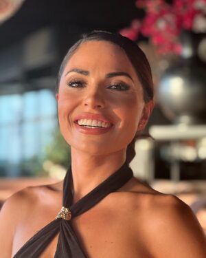 Cevahir Turan Instagram - Buradan benim fotoğraf ve videolarımı çeken ve artık bıkmış olan yakınlarıma sesleniyorum 🥰 Artık 7/24 yanımda bir fotoğrafçım var. Herkesten güzel çekiyor. Boyu kısa ya, aşağıdan çektiği için uzun da çıkıyorum 🥰 Ve çok hevesli, beğenmediğimde yine çektiriyorum ☺️ Canım kızım ❤️ Ne çabuk büyüyorlar. Geride kalan her anı çok özleyeceğiz. Tadını çıkartalım 🥰