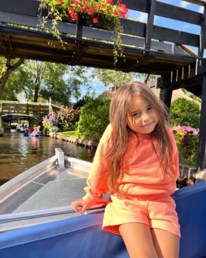 Cevahir Turan Instagram - Hollanda’da mutlaka görülmesi gereken bir yer. Masallar diyarı Giethoorn 🥰 #giethoorn #holland