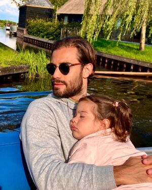 Cevahir Turan Instagram - Hollanda’da mutlaka görülmesi gereken bir yer. Masallar diyarı Giethoorn 🥰 #giethoorn #holland