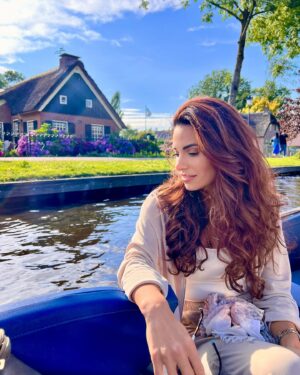 Cevahir Turan Instagram - Hollanda’da mutlaka görülmesi gereken bir yer. Masallar diyarı Giethoorn 🥰 #giethoorn #holland