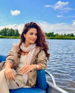 Cevahir Turan Instagram - Hollanda’da mutlaka görülmesi gereken bir yer. Masallar diyarı Giethoorn 🥰 #giethoorn #holland