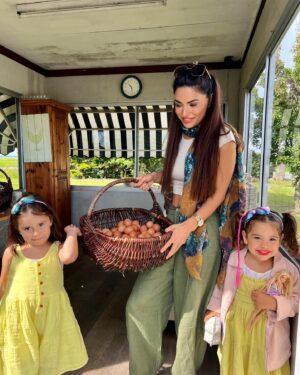 Cevahir Turan Instagram - Hollanda’da bizim en sevdiğimiz yerlerden ❤️ Taze ve lezzetli yumurtalarımızı ve sütümüzü buradan alırız. Buranın sütüyle yaptığımız yoğurdun kaymağı sapsarı ve 1 cm kalınlığında. Yumurtaların lezzeti ise bi başka 🥰 Ama benim burayı sevmenin nedeni başka.. Yumurtaları kendin alıyorsun ve parayı kaba atıyorsun. Bütün paralar açıkta. Başında kimse beklemiyor. Kimse çalmıyor.. Böyle dürüstlüğe dayalı bir yer benim için cennettin dünyadaki örneğidir ☺️ #holland #boerderij #çiftlik #assendelft