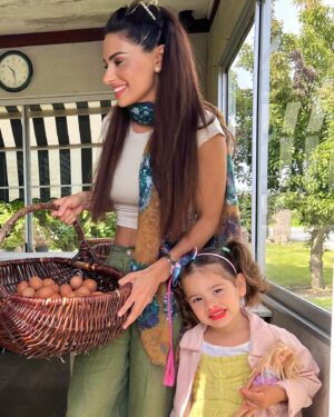 Cevahir Turan Instagram - Hollanda’da bizim en sevdiğimiz yerlerden ❤️ Taze ve lezzetli yumurtalarımızı ve sütümüzü buradan alırız. Buranın sütüyle yaptığımız yoğurdun kaymağı sapsarı ve 1 cm kalınlığında. Yumurtaların lezzeti ise bi başka 🥰 Ama benim burayı sevmenin nedeni başka.. Yumurtaları kendin alıyorsun ve parayı kaba atıyorsun. Bütün paralar açıkta. Başında kimse beklemiyor. Kimse çalmıyor.. Böyle dürüstlüğe dayalı bir yer benim için cennettin dünyadaki örneğidir ☺️ #holland #boerderij #çiftlik #assendelft