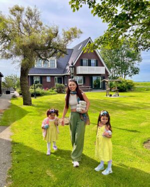 Cevahir Turan Instagram - Hollanda’da bizim en sevdiğimiz yerlerden ❤️ Taze ve lezzetli yumurtalarımızı ve sütümüzü buradan alırız. Buranın sütüyle yaptığımız yoğurdun kaymağı sapsarı ve 1 cm kalınlığında. Yumurtaların lezzeti ise bi başka 🥰 Ama benim burayı sevmenin nedeni başka.. Yumurtaları kendin alıyorsun ve parayı kaba atıyorsun. Bütün paralar açıkta. Başında kimse beklemiyor. Kimse çalmıyor.. Böyle dürüstlüğe dayalı bir yer benim için cennettin dünyadaki örneğidir ☺️ #holland #boerderij #çiftlik #assendelft
