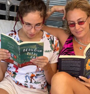Ceyda Düvenci Instagram - Keyif yapalım dedik sabah sabah kızımla… Salıncakta kitap keyfi… Sonra dedim ki anı olsun, fotoğrafımızı çekelim 😍☺️ Sonra oğlum dedi ki “sabah sabah okumam ama fotoğrafta olmak için kitabımla gelirim” 😂😂😂 öğleden sonra okuyor kitabını akıllım 😂😂😂 ama fotoğrafta da olmadan edemedi ❤️❤️❤️ Mariyoşkamız kuaföre süslenmeye gitti, kaldık üçümüz 😍 bugün sevdiklerimizi ağırlayacağız öğleden sonra ☺️ şimdi biraz biz zamanı 😍