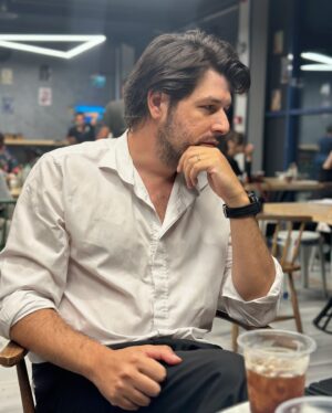 Ceyda Kasabalı Instagram - ilk fotoda neden yeni buluşlarıyla dünyayı kasıp kavuran cift pozu vermisiz bilmiorum whdhs ama 8 yıldır sen benim dünyamı aşkla kasıp kavurduğun icin cok mutluyum ❤️nice 8 yıllarımız olsun aşkım @firatalbayram