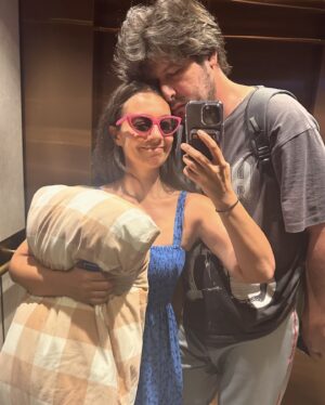 Ceyda Kasabalı Instagram - ilk fotoda neden yeni buluşlarıyla dünyayı kasıp kavuran cift pozu vermisiz bilmiorum whdhs ama 8 yıldır sen benim dünyamı aşkla kasıp kavurduğun icin cok mutluyum ❤️nice 8 yıllarımız olsun aşkım @firatalbayram