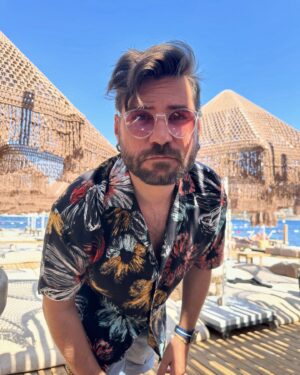 Ceyhun Fersoy Instagram - Meğerse gömleği görmüş👀👀

#bodrum #summer