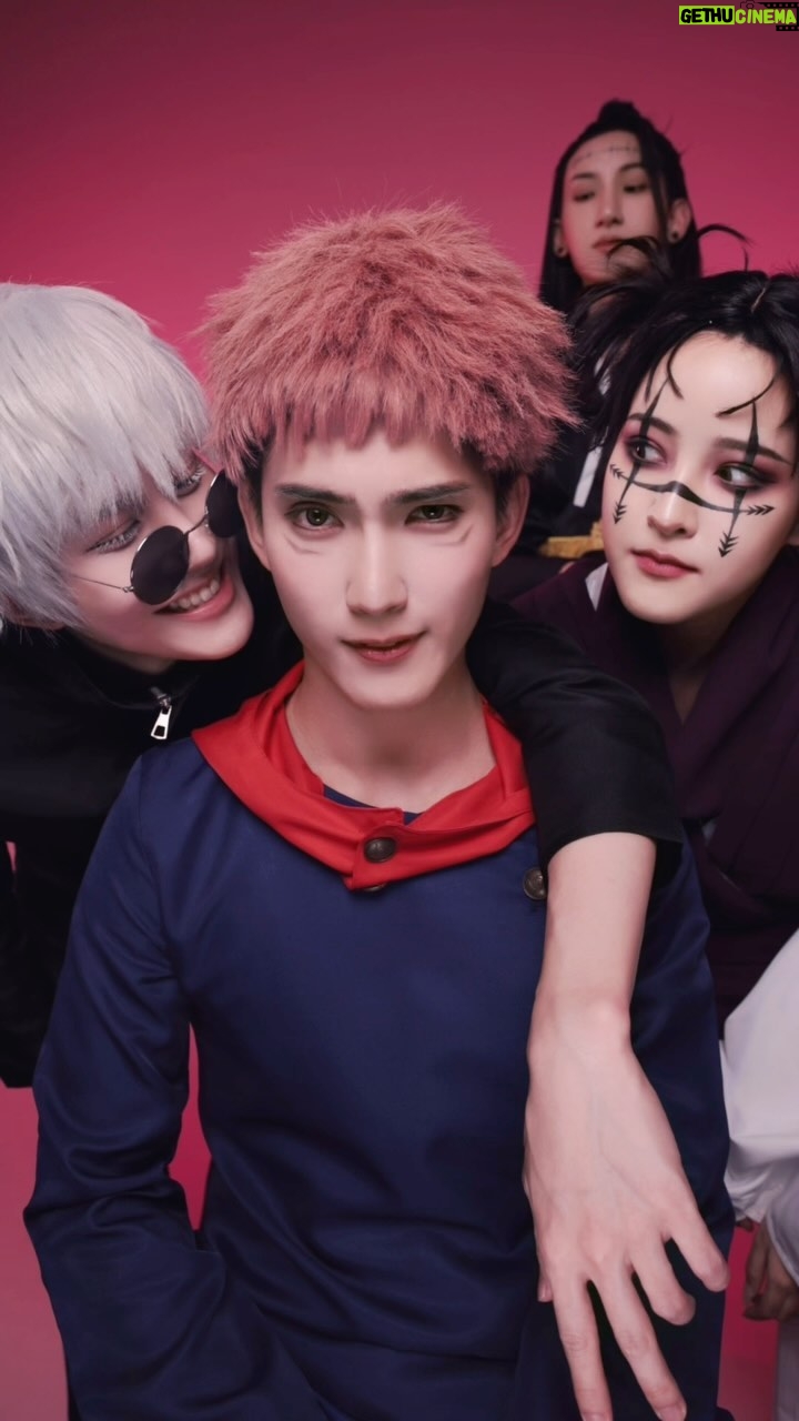 Chalongrat Novsamrong - 61.9K Likes - jujutsu kaisen cosplay #呪術廻戦
Gojo : @m1keangelo
Geto : @toptap_jirakit
Yuji : @first_fh
Choso : @soundtiss
Camera man : @aod.ps
Editors : @soundtiss
Makeup : @homeless_makeupb
Hair : @longcemakeup_29
Makeup assistant : @noomniiiiiiiiiiiii
Hair assistant : @aamps._
Stylist : @imnotrealpeem
Assistant : @premepromt @neoy_nnr @maxiim.p
#呪術廻戦 #jujutsukaisen #jujutsukaisencosplay #gojo #geto #yuji #itadori #choso