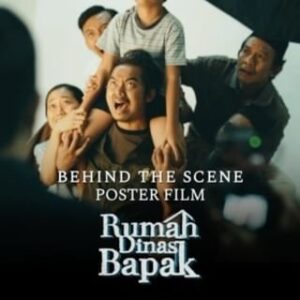 Chand Parwez Servia Instagram - Proses pembuatan poster RUMAH DINAS BAPAK karya @alvinhariz ✨

Owalaah sampe gelendotan gitu pemotretannya 😆
Mau ngakak tapi makeup hantunya bikin merinding! Serem yo 👻

Mana poster favorit kamu?

Video by : @c.grdm 
@rumahdinasbapak
#RumahDinasBapak #FilmRumahDinasBapak